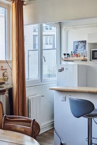 une cuisine avec un comptoir et une fenêtre dans l'établissement Studio cosy avec balcon Paris 16ème, à Paris