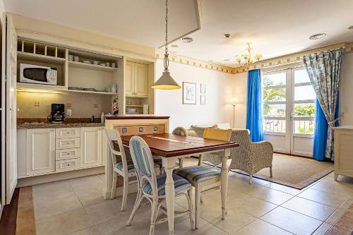 a kitchen and dining room with a table and chairs at Studios frente ao mar no IL Campanario Resort ILCTOP in Florianópolis