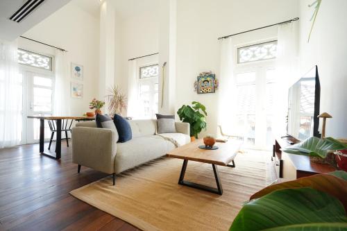 Ruang duduk di Casa Mallet by Wynwood House