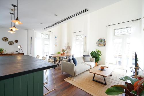 Ruang duduk di Casa Mallet by Wynwood House