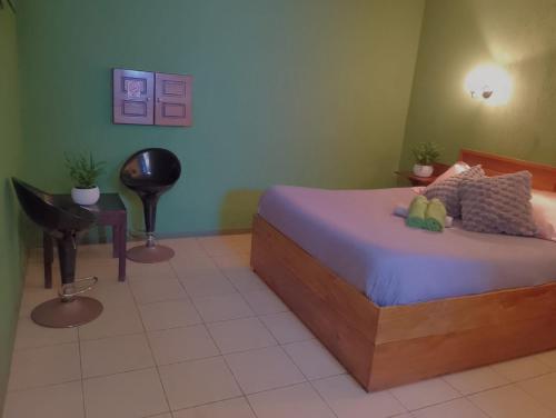 a bedroom with a bed and a desk and a chair at Motel Ruta M Estándar in Quillota