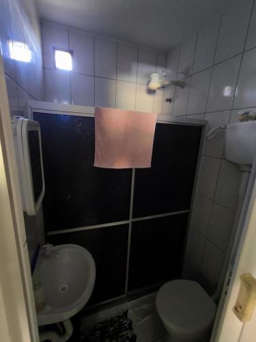 瓦伦萨Casa de veraneio的带马桶和水槽的小浴室