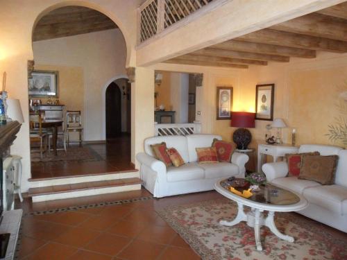 Ruang duduk di Elegante Appartamento vista mare I Delfini di Cala del Faro Porto Cervo Cala Granu