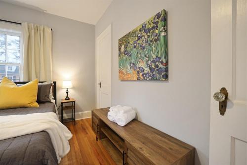 Postel nebo postele na pokoji v ubytování New & Renovated MCM Duplex 3 mi to DT Durham