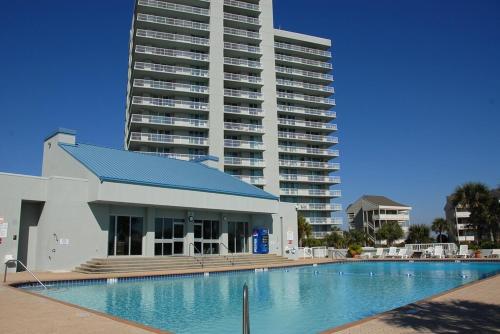 Un gran edificio con piscina en frente de un edificio. en 1 Bedroom Condo with Amazing View, en Pensacola Beach
