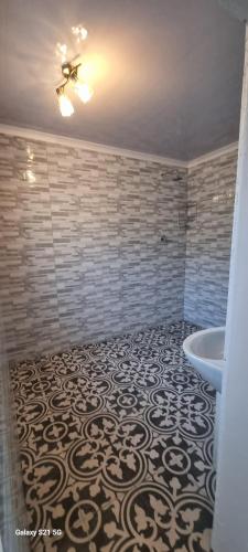 Ένα μπάνιο στο Neo & Ruks Guest Houses Boston Belleville 6