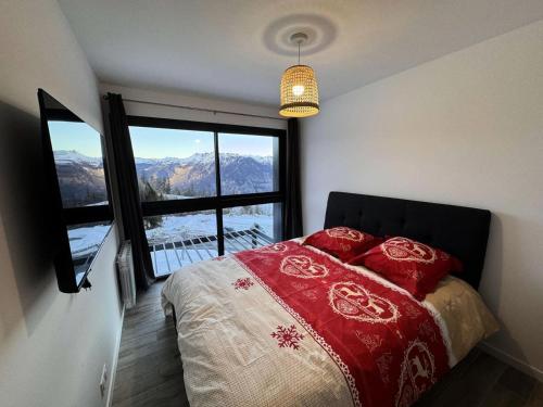 une chambre avec un lit et une grande fenêtre dans l'établissement Résidence Terrasse De Risoul - Magnifique chalet de standing neuf avec vue panoramique au départ du téléski MAE-9801, à Risoul