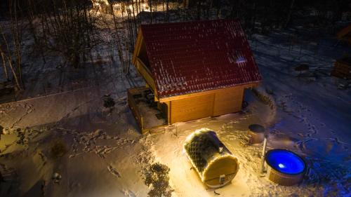 an aerial view of a small house in the snow at Górskie Wytchnienie Domki Karkonosze in Piechowice