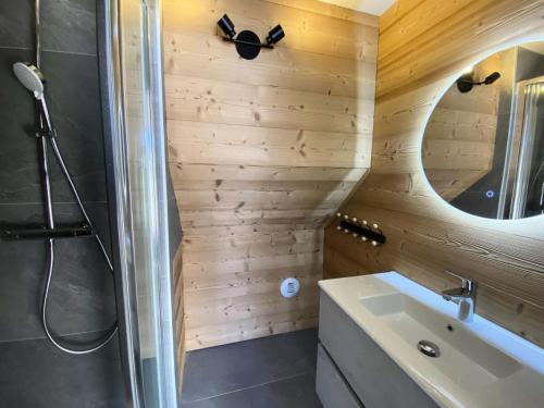 une salle de bain avec douche et lavabo dans l'établissement Résidence Diamant 1 - Spacieux appartement en plein centre de la station des Deux Alpes MAE-1201, à Vénosc
