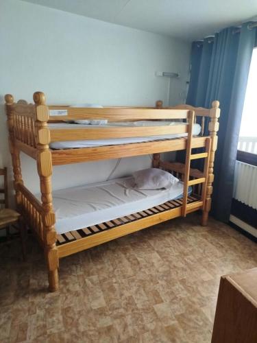 quelques lits superposés dans une chambre dans l'établissement Résidence Le Tourmalet - maeva Home - Appartement 3 pièces 8 personnes - Confort MAE-0651, à La Mongie