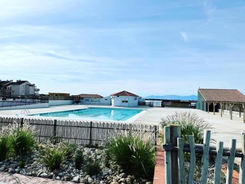 une piscine dans une cour clôturée dans l'établissement Résidence Grenada - Appartement 4 pièces au rez-de-chaussée à LE BARCARES - CAP COUDALERE MAE-6954, au Barcarès