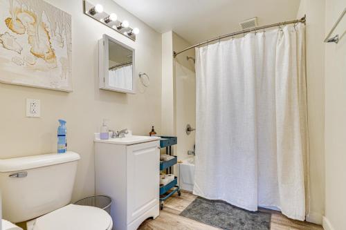 Bilik mandi di 2 Mi to Downtown Pet-Friendly Minneapolis Apt!