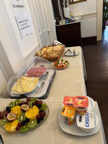 een tafel met twee dienbladen eten erop bij Vitorina Corte Guesthouse in Funchal