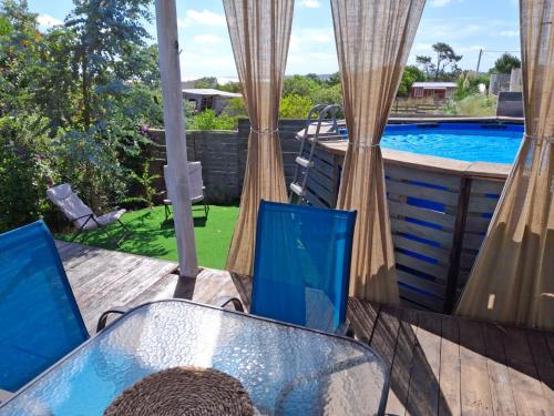 Un patio con mesa y sillas y una piscina. en San luis, en Ciudad de la Costa