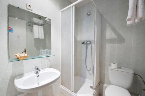 Un baño con inodoro, lavabo y ducha. en Guilleumes Montserrat, en Monistrol