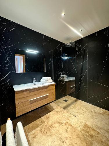 une salle de bain avec un lavabo et un miroir dans l'établissement Appartement Stella, à Monticello