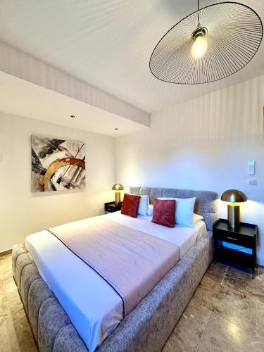 una camera da letto con un grande letto bianco con due cuscini rossi di Appartement Stella a Monticello