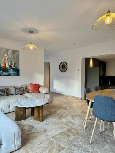 un salon avec un canapé et une table dans l'établissement Appartement Stella, à Monticello