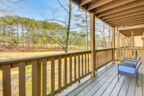 Balkón nebo terasa v ubytování Golf Course View Modern Keowee Key Condo!