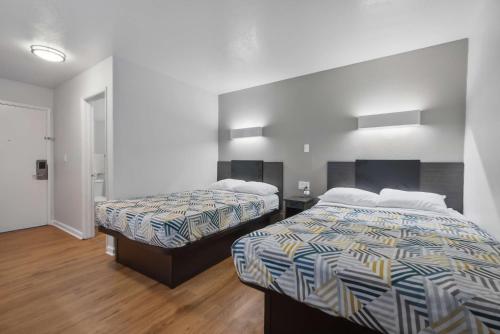a room with two beds in a room at Motel 6-Normal, IL - Bloomington Area in Cardinal Court