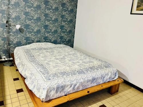 - un petit lit dans une chambre avec un matelas dans l'établissement Charming independent studio, à Ruelle-sur-Touvre