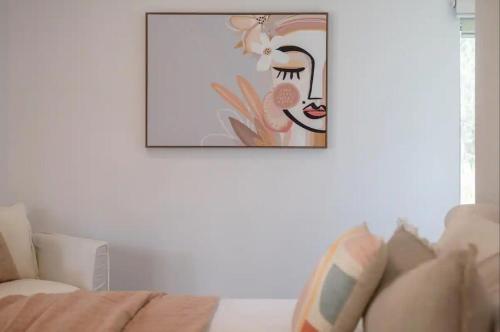 Ruang duduk di House on the Hillside with City Views Sleeps 12