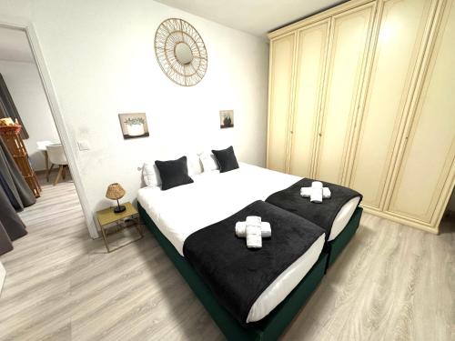 - une chambre dotée d'un grand lit avec deux bougies dans l'établissement Méditerranée, 2 pièces très calme, clime, centre ville, à Menton