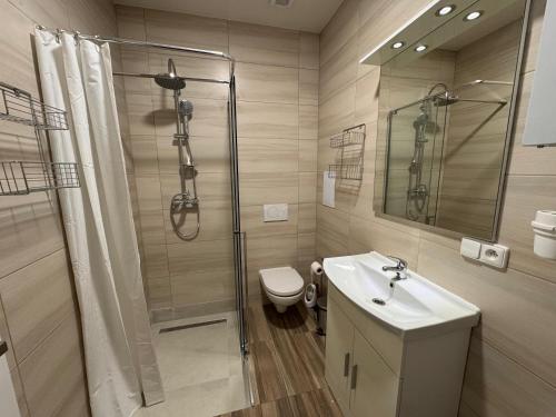 Kúpeľňa v ubytovaní Modern, comfortable apartments near the metro