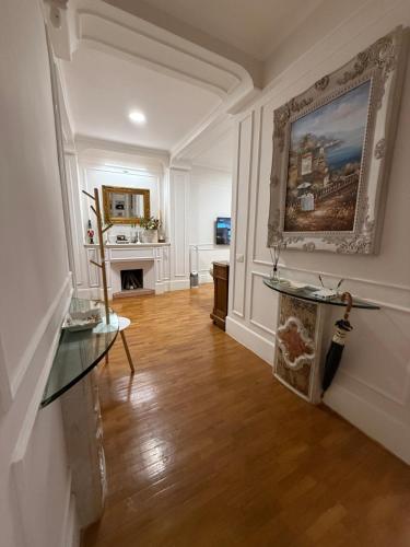 ein Wohnzimmer mit Kamin und einem Gemälde an der Wand in der Unterkunft Dimora Vantaggio in Rom