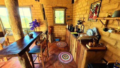 a kitchen with a table and chairs in a room at Ecopousada Toca do Guará in Alto Paraíso de Goiás