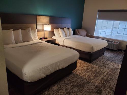 Best Western Fort Wayne Inn & Suites Northにあるベッド