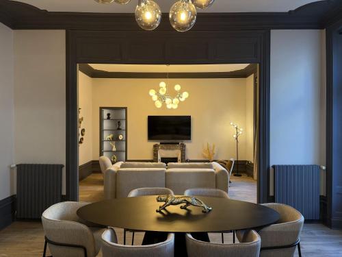 a living room with a table and chairs at Suite Marguerite - Haussmannien chic hyper centre in Angers