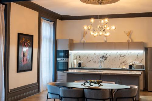 a kitchen and dining room with a table and chairs at Suite Marguerite - Haussmannien chic hyper centre in Angers