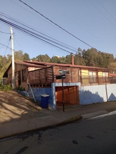 un edificio al costado de una calle en Casa cabaña en Playa Cocholgue, Tomé, Concepción, en Tomé