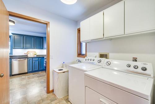 Dapur atau dapur kecil di Boat Dock, Full Gym Waterfront Nelson Lake Gem!