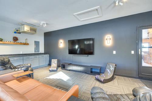 Televisyen dan/atau pusat hiburan di Boat Dock, Full Gym Waterfront Nelson Lake Gem!