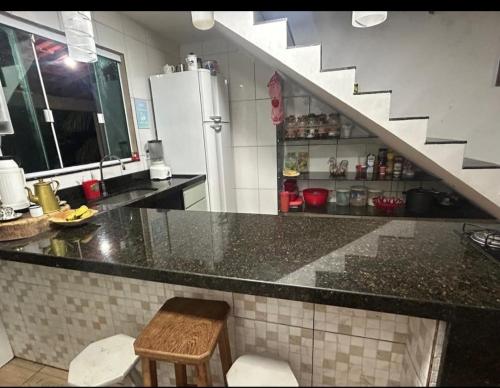 una cucina con bancone e frigorifero di Rancho Rallf a Santo Antônio do Descoberto