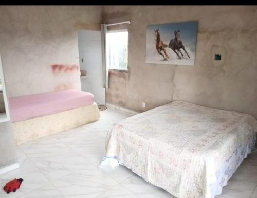 una camera da letto con due letti e una finestra di Rancho Rallf a Santo Antônio do Descoberto