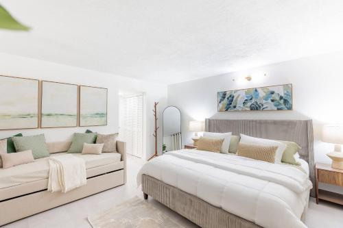 Postel nebo postele na pokoji v ubytování Magnificent Beach Front Condo - Flagler Ave - 111