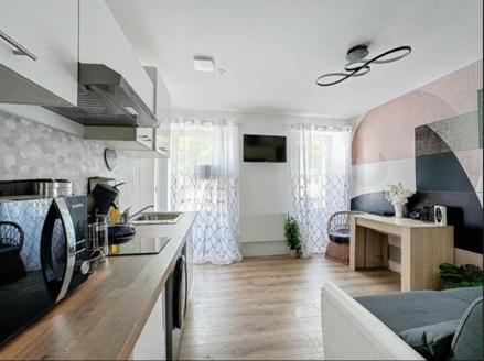 une cuisine avec un évier et un plan de travail dans l'établissement Appart 4pers RDC 2Chambres près Paris, Orly, Disney, à Saint-Pierre-du-Perray