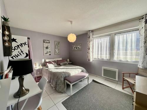 une chambre avec un lit et une chaise dedans dans l'établissement Le Cosy Blanchepierre, bel appartement classé 3 étoiles, à Gérardmer