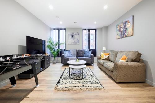 a living room with a couch and a table at Birmingham Gem 2-Bed with Netflix, Fun & Parking in Birmingham