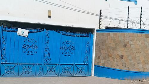 モンバサにあるTANNES cool breeze apartmentの建物の青い門
