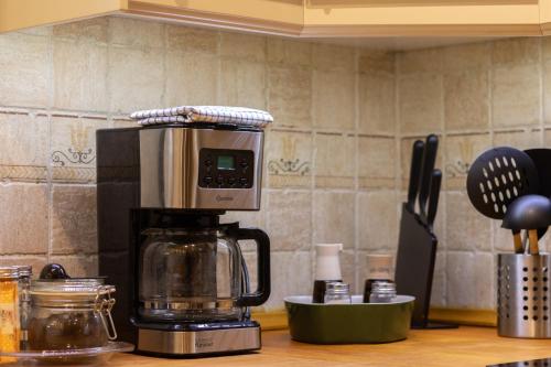 a coffee maker sitting on top of a kitchen counter at Villa Pepe Paz y Encanto Natural in Villarán