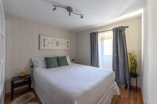 a bedroom with a white bed and a window at Villa Pepe Paz y Encanto Natural in Villarán