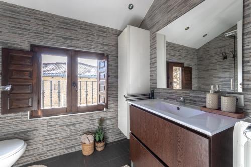 a bathroom with a sink and a toilet and a window at Villa Pepe Paz y Encanto Natural in Villarán