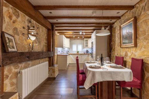 a dining room with a table and red chairs at Villa Pepe Paz y Encanto Natural in Villarán