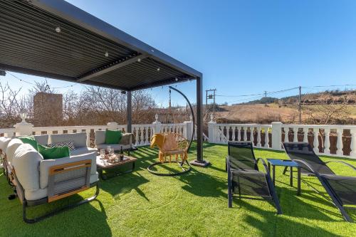 a gazebo on a lawn with chairs and a table at Villa Pepe Paz y Encanto Natural in Villarán