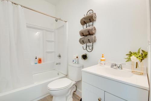 une salle de bain blanche avec toilettes et lavabo dans l'établissement 3 Mi to Six Flags Atlanta Area Apartment, à Mableton