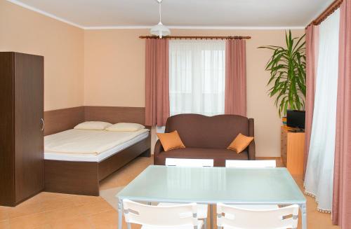 Habitación pequeña con cama y mesa en Family Homes - Sand Apartments, en Władysławowo